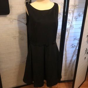 sleveless black dress